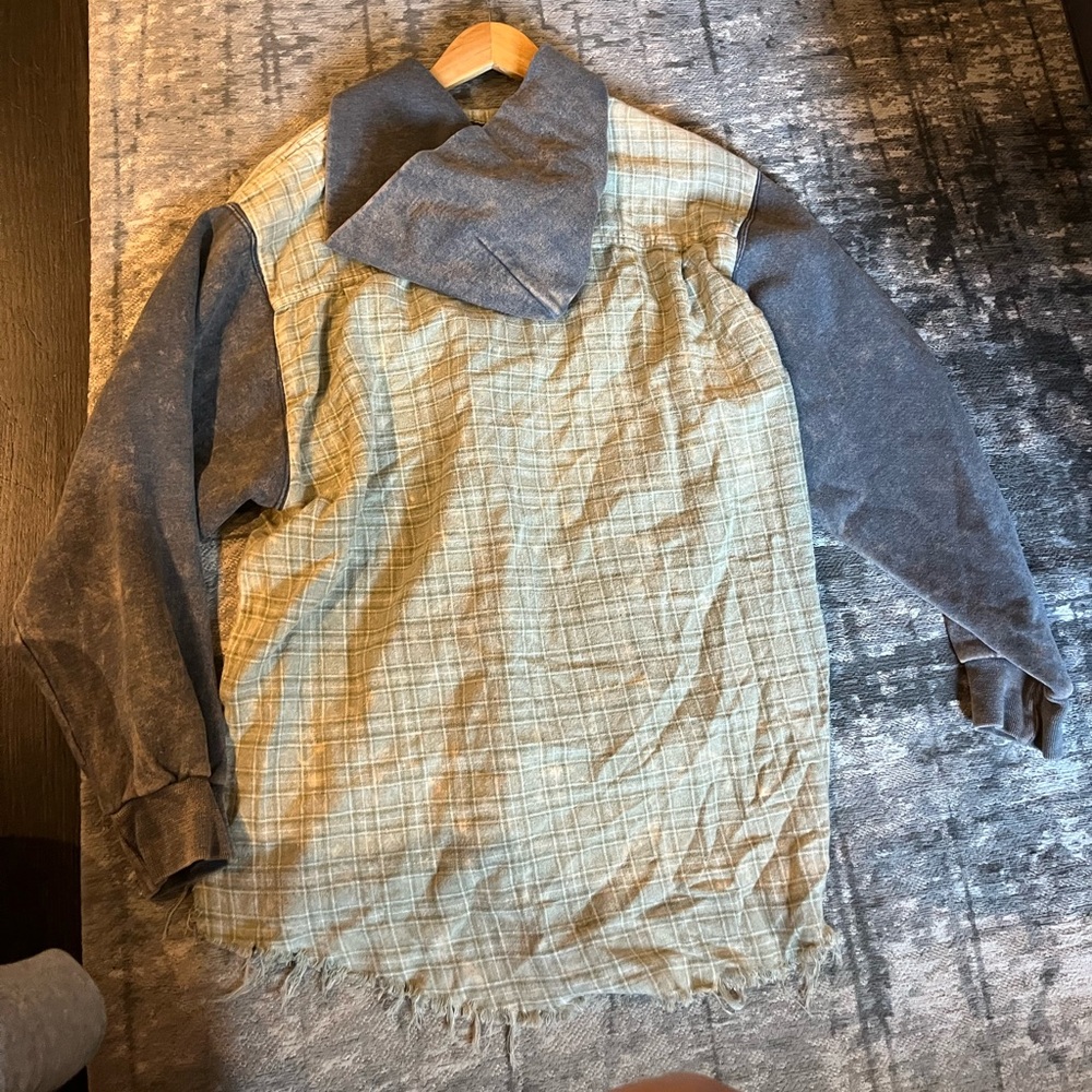 LF Stores Furst of a Kind Plaid Hoodie Shirt – Distressed Hem - Picture 4 of 4